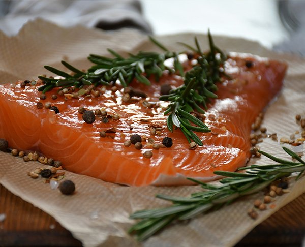 In Pergamentpapier gebackener Lachs